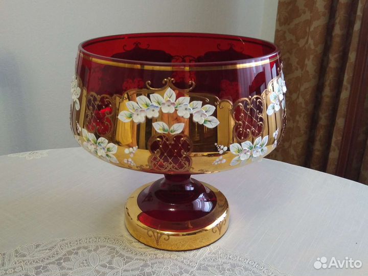 Ваза для фруктов на ножке