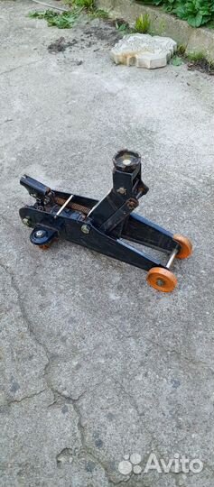 Домкрат подкатной