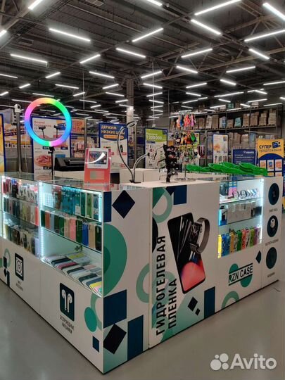 Продавец на островок мобильных аксессуаров