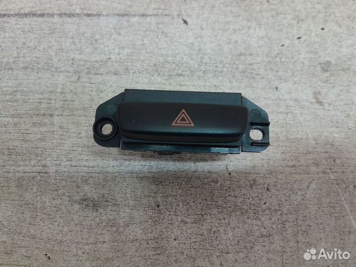 Кнопка аварийной сигнализации Mazda Tribute I (200