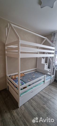Кровать двухьярусная