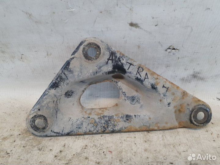 Крепление балки подвески Opel Astra H Z16XER 2008