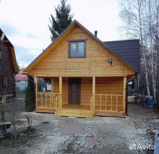 Сруб дома из бревна ручной рубки