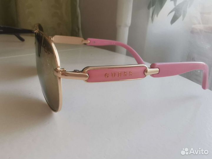 Солнечные очки Guess
