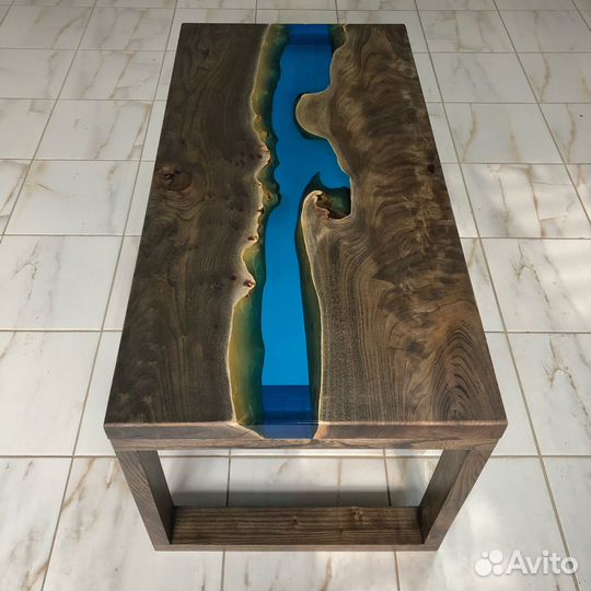 Журнальный стол из карагача с эпоксидной смолой