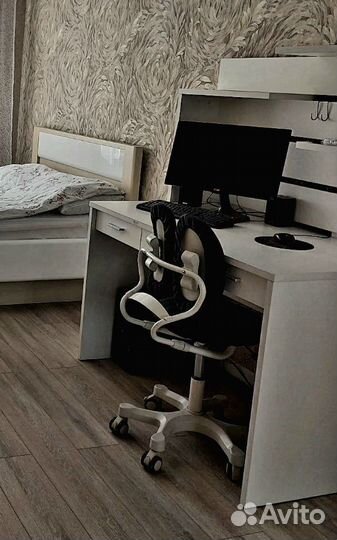 Компьютерный стол белый
