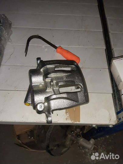 Суппорт тормозной передний на мерседес 639