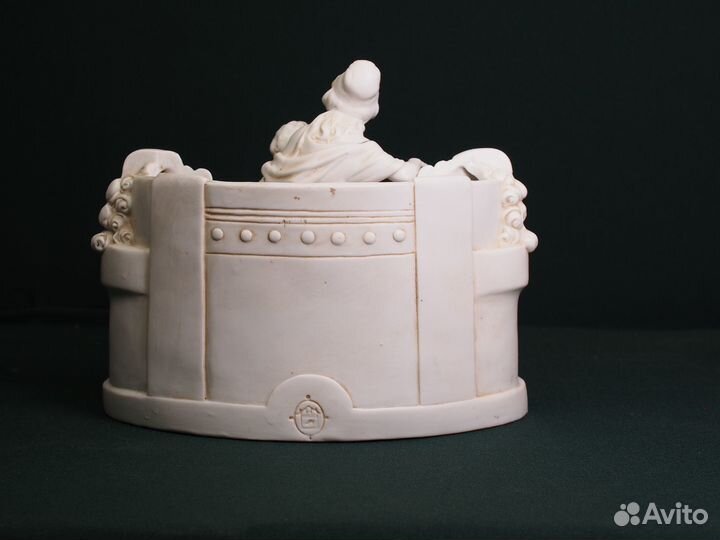 Фарфоровая ваза Пара на скамье. Hertwig. Германия