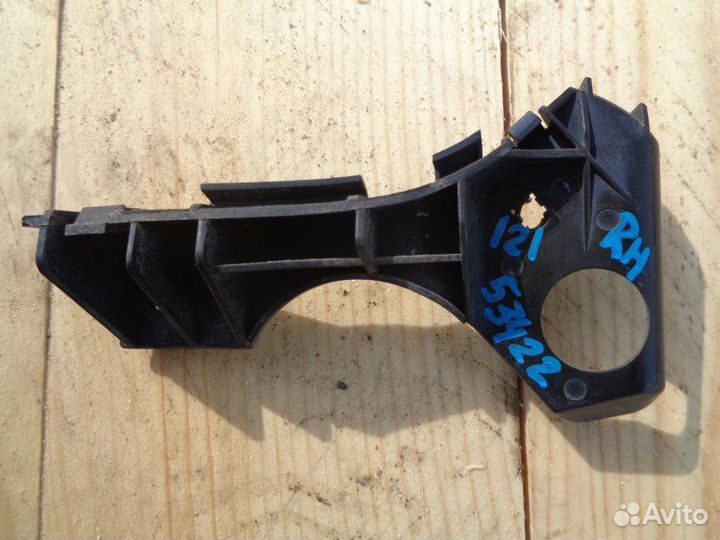 Крепление бампера переднее правое Toyota Corolla