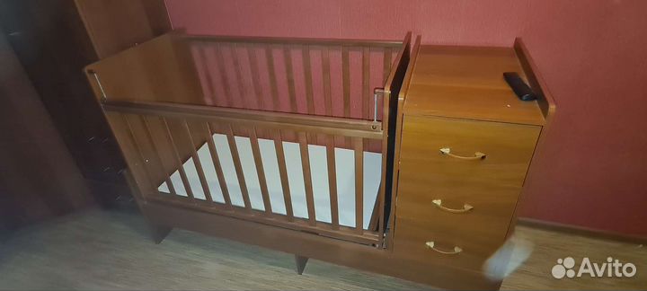 Детская кроватка с маятником и ящиками