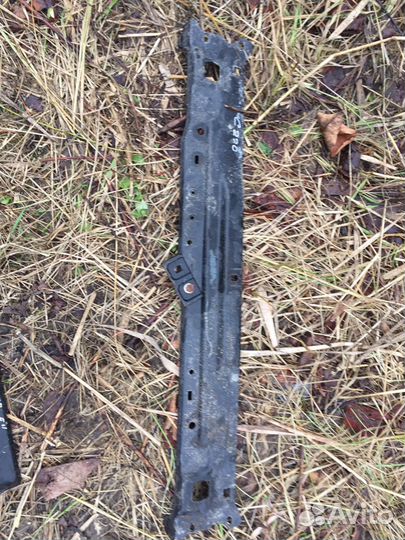 Верхняя планка радиаторов на мерседес W204