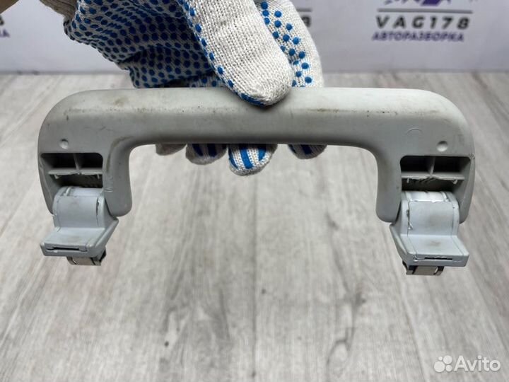 Ручка внутренняя потолочная передняя Skoda Superb