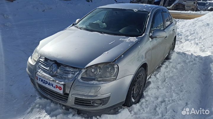 Стеклоподъемник задний правый Volkswagen Jetta 1K5839462. Без моторчика