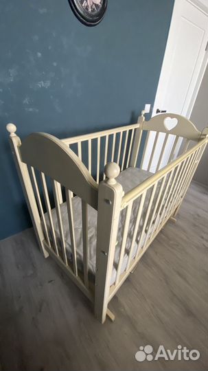 Детская кроватка с маятником и ящиком