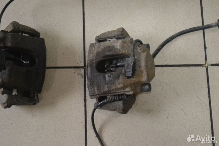 Тормозной суппорт передний правый Mercedes-Benz W2