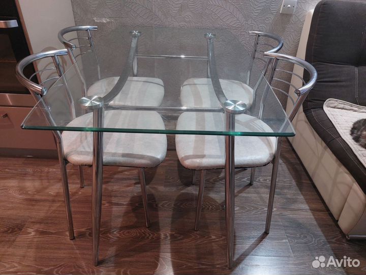 Кухонный стол и стулья б/у