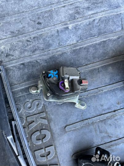 Замок ручка багажника Хендай солярис хэчбэк