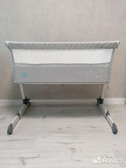 Приставная кроватка с фирменным комплектом белья