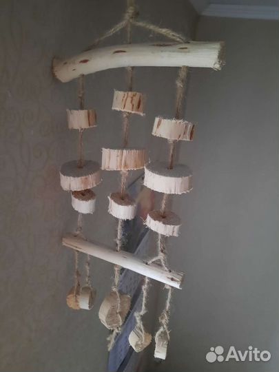 Деревянная игрушка для птиц