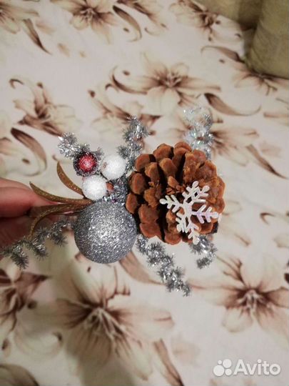 Новогодний ободок с шишкой и игрушкой. Ручная рабо