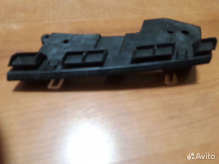 Кронштейн переднего бампера левый Nissan Tiida