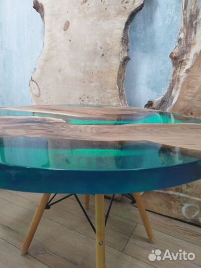 Стол из дерева и эпоксидной смолы