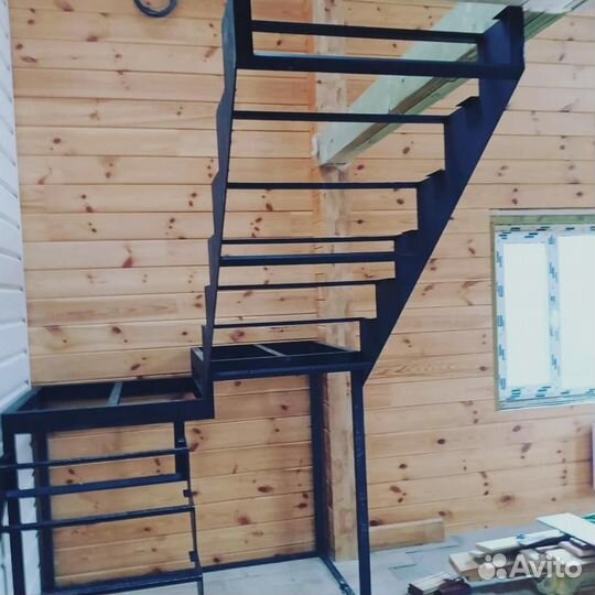 Лестница на металлокаркасе п-образная