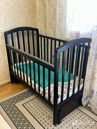 Детская кроватка с поперечным маятником