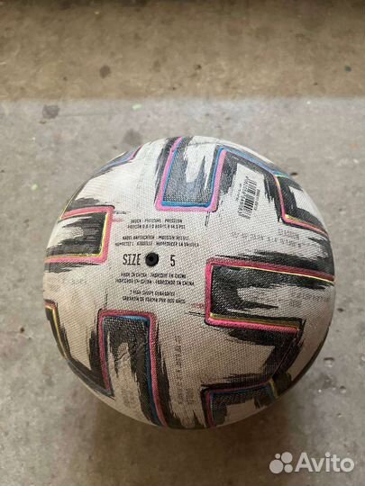 Футбольный мяч adidas uniforia