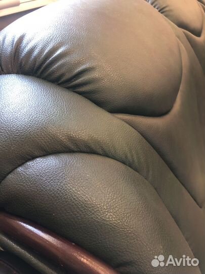 Угловой кожаный диван и кресло бу