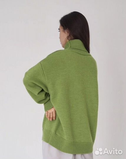 Свитер новый объемный с горлом зеленый