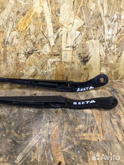 Поводок стеклоочистителя передний LADA Vesta