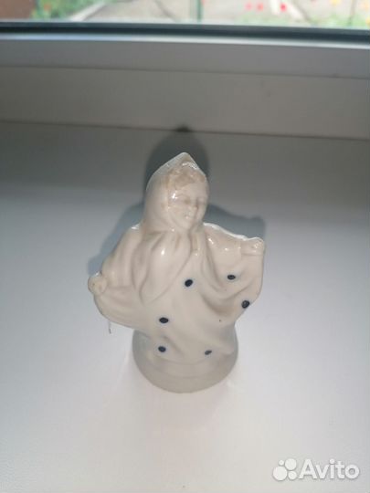 Старые статуэтки индюшка, пара голубей, плясунья