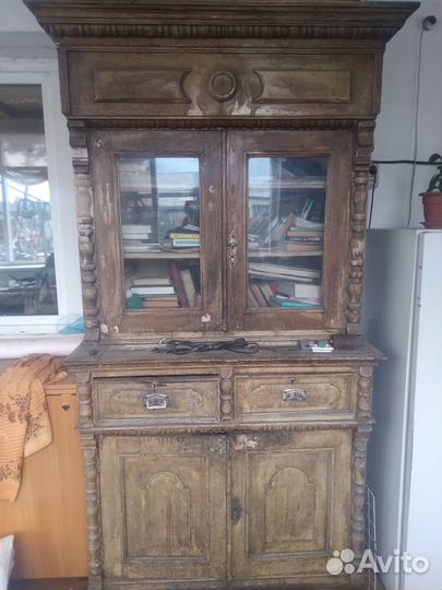 Старинный сервант из массива