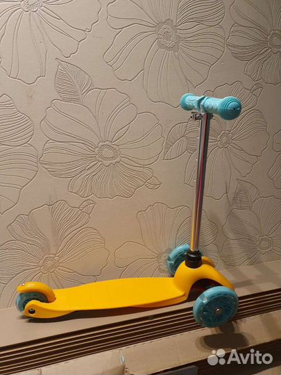 Самокат трехколесный