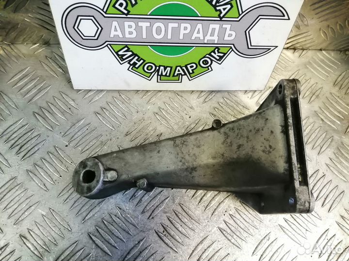 Кронштейн двигателя правый BMW 3 E30 1986г M20 B25