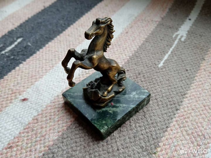 Статуэтка Конь