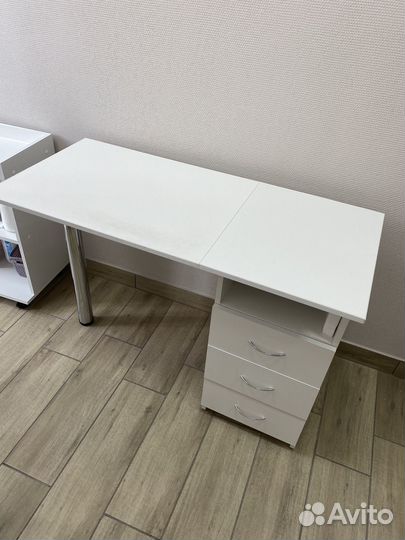 Стол маникюрный