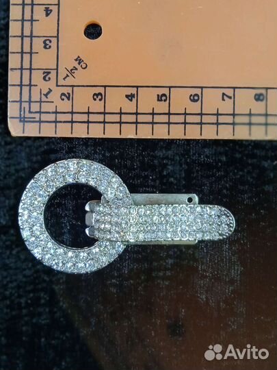 Крючок для шубы со стразами золотой