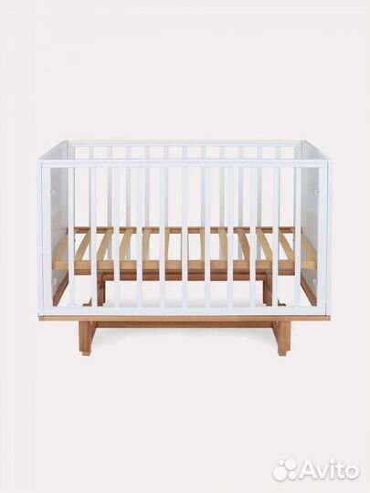 Детская кроватка с маятником