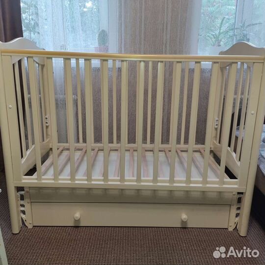 Детская кроватка с продольным маятником с матрасом