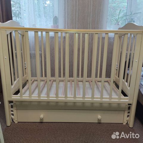 Детская кроватка с продольным маятником с матрасом