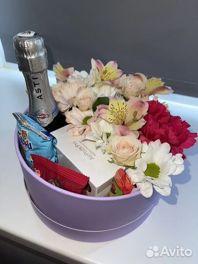 Букеты/цветы в коробке/подарки