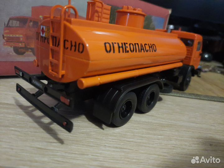 Коллекционная машина 1:43