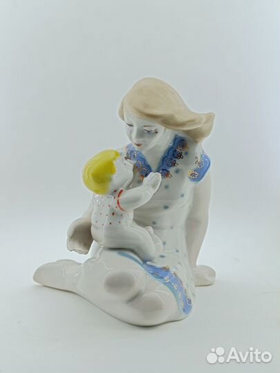 Фарфоровая статуэтка Материнство зхк