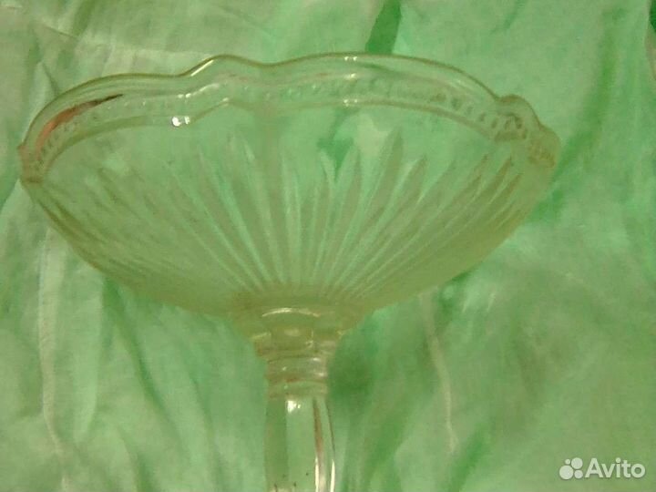 Ваза для фруктов на ножке стекло белая