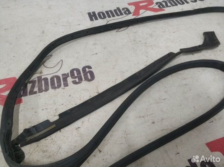 Уплотнитель двери передний левый Honda Civic 5D 9