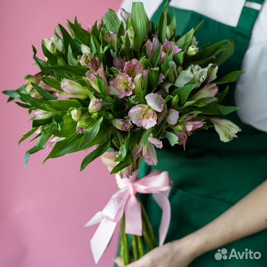 Букет из розовых альстромерий 13 шт