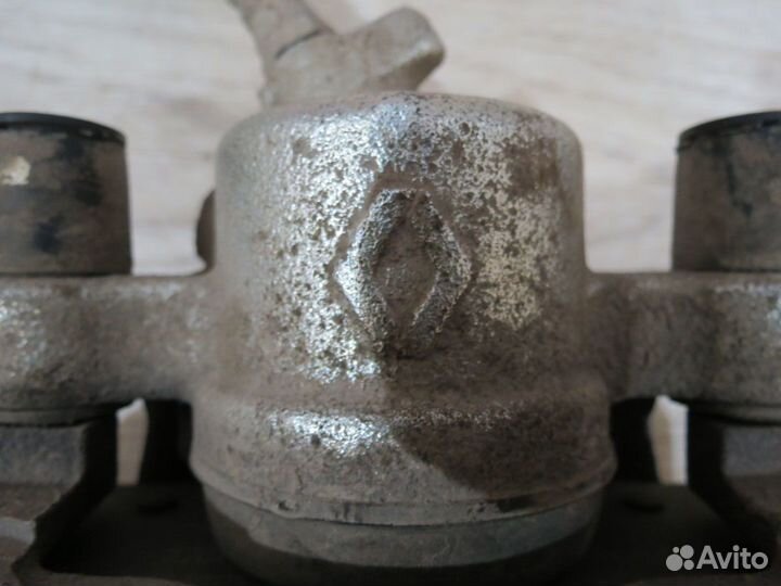 Суппорт тормозной передний левый Renault Sandero 2