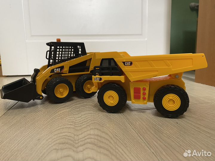 Погрузчик и самосвал cat
